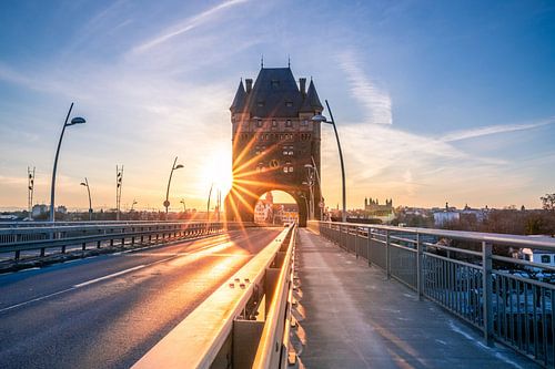 Brug met stadspoort in Worms Duitsland
