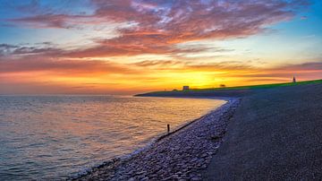 Den Helder en de dijk bij zonsopkomst van eric van der eijk