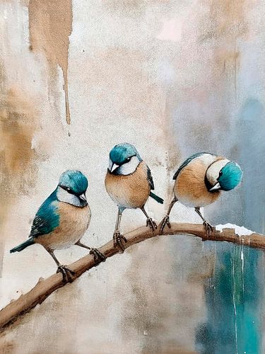 Trois mésanges bleues sur une branche dénudée au début de l'hiver