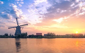 Hollandse Sereniteit – Kinderdijk bij Zonsopkomst van Hendrik Karremans