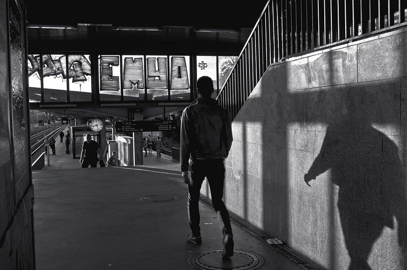Der Schattenmann am S-Bahnhof in Ost-Berlin von Silva Wischeropp