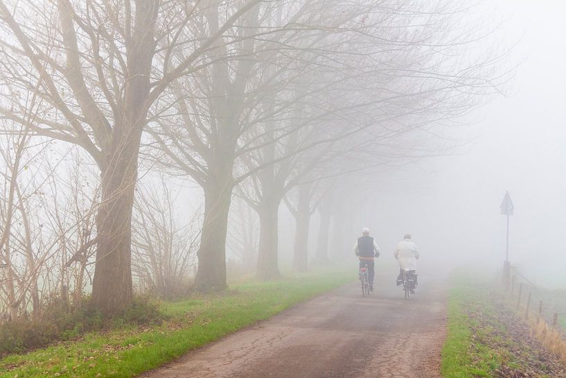 Neblige Landschaft mit zwei Radfahrern von Chris Stenger