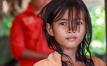 Cambodjaans meisje kijkt in lens