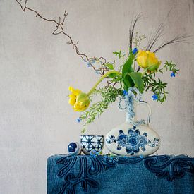 Stilleben mit Blumen. In Gelb und Delfter Porzellan. von Alie Ekkelenkamp