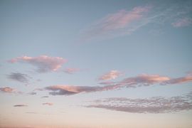 Coucher de soleil avec nuages roses