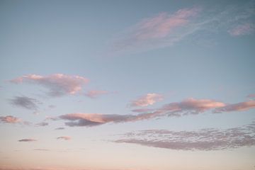 Zonsondergang met roze wolken van Meike Molenaar