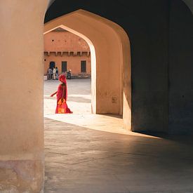 Femme en robe colorée | photographie de voyage | Jaipur Inde sur Kimberley Jekel