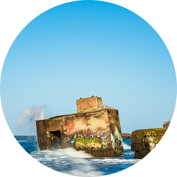 Bunker an der Küste der Ostsee an einem stürmischen Tag van Rico Ködder