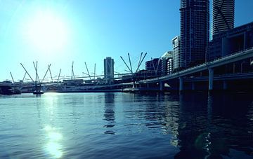 Brisbane rivier met Kurilpa brug, Australië van Ines Porada