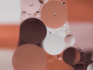 Calm and simplicity: Round oil droplets in various shades of brown