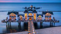 Die Seebrücke Sellin ist eine Schiffsanlegestelle im Ostseebad Sellin auf der deutschen Insel Rügen. von Henk Meijer Photography Miniaturansicht