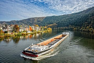 Beladen binnenvaartschip op de Moezel in de herfst.