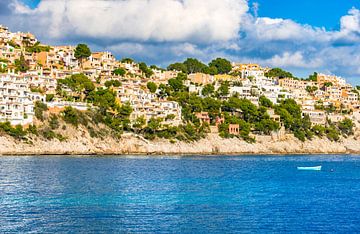 Blick auf die Küste von Cala Fornells auf der Insel Mallorca von Alex Winter