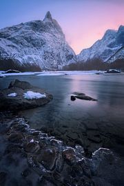 Vue du Romsdalhorn depuis la rivière Rauma à Romsdalen, en Norvège. sur Jos Pannekoek