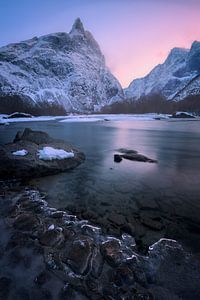 Blick auf das Romsdalhorn vom Fluss Rauma in Romsdalen, Norwegen.