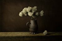 Fleurs séchées en vase, dans la lignée des anciens maîtres