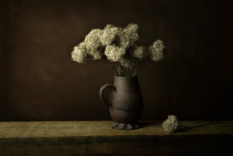 Fleurs séchées en vase, dans la lignée des anciens maîtres par Joske Kempink