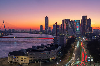 De skyline van Rotterdam tijdens een schitterende zonsondergang