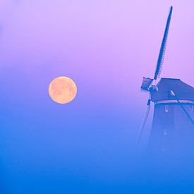 Mond bei Mühle im Nebel von Wilco Bos