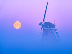 Lune au moulin dans le brouillard sur Wilco Bos