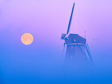 Maan bij molen in de mist