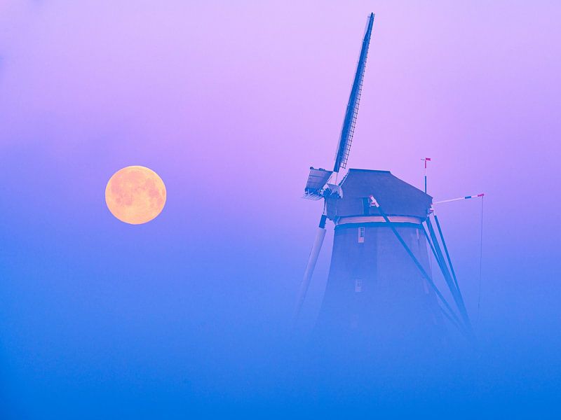 Lune au moulin dans le brouillard par Wilco Bos