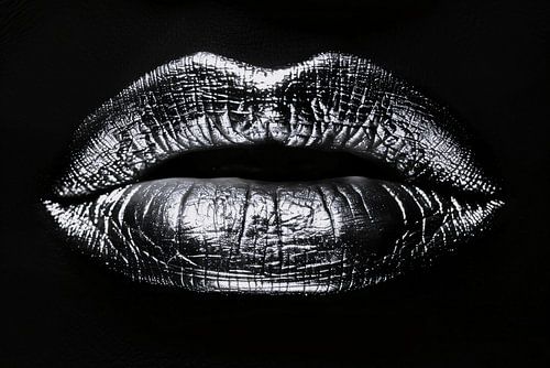 Zwarte glanzende lippen met reflecterende textuur