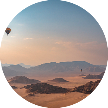 Luchtballonvaart over de Namib-woestijn in Namibië van Patrick Groß