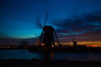 Nachtfotografie einer Windmühle, in der Nähe von Kinderdijk
