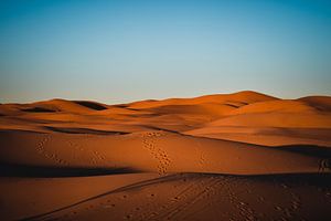 Des pas dans le désert du Sahara, Maroc sur Bram Mertens