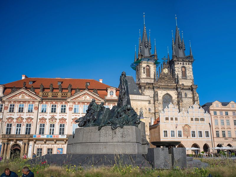 Praag - Oude Stadsplein met Jan Hus Monument en Teyn Kerk van t.ART