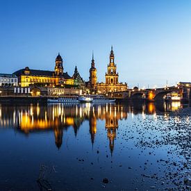 Skyline historique de Dresde sur l'Elbe à l'heure bleue sur Frank Herrmann