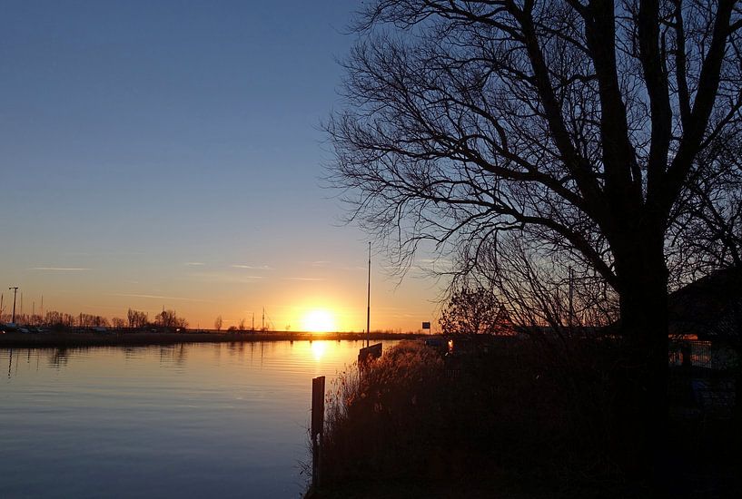 Prachtige zonsondergang in Stavoren van Wouter Glashouwer