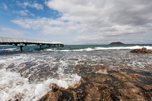 Kust en steiger in de Atlantische Oceaan op het eiland Fuerteventura