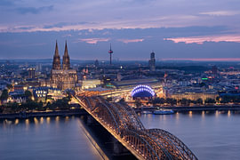 Köln, wenn die Stadt zu leuchten beginnt von Rolf Schnepp