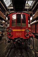 Urbex vor einem Zug in einem verlassenen Hausflur