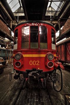 Urbex front of a train in an abandoned hallway by Dyon Koning