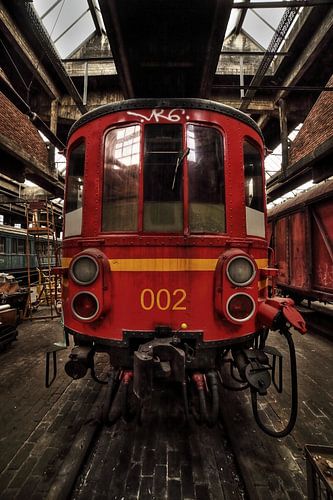 Urbex voorkant van een trein in een verlaten hal