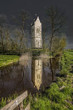 De witte kerktoren van het Friese plaatsje Aegum van Harrie Muis
