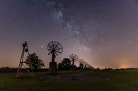 De melkweg boven een radiotelescoop van Jim De Sitter thumbnail