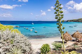 Erholsamer Blick auf Boote im Karibischen Meer bei Boca Sami, Curaçao von Eiland-meisje