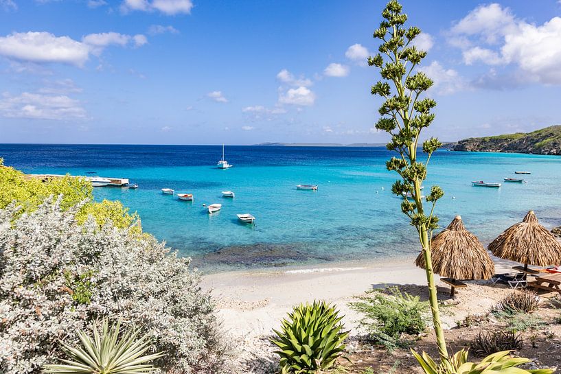Erholsamer Blick auf Boote im Karibischen Meer bei Boca Sami, Curaçao von Eiland-meisje