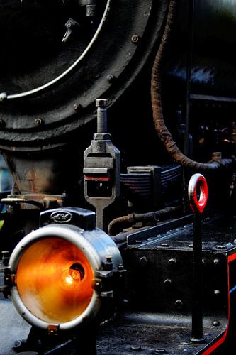 Gros plan sur l'imposante locomotive à vapeur