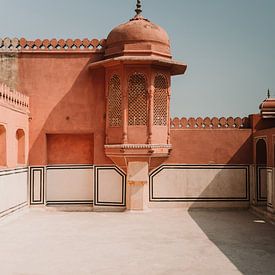 Sierlijk torentje in de Pink City, in Jaipur, India van Ayla Maagdenberg