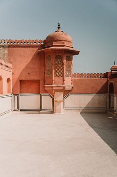 Sierlijk torentje in de Pink City, in Jaipur, India van Ayla Maagdenberg