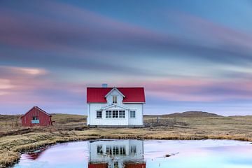 Wit huis aan een klein meer na zonsondergang van Tilo Grellmann
