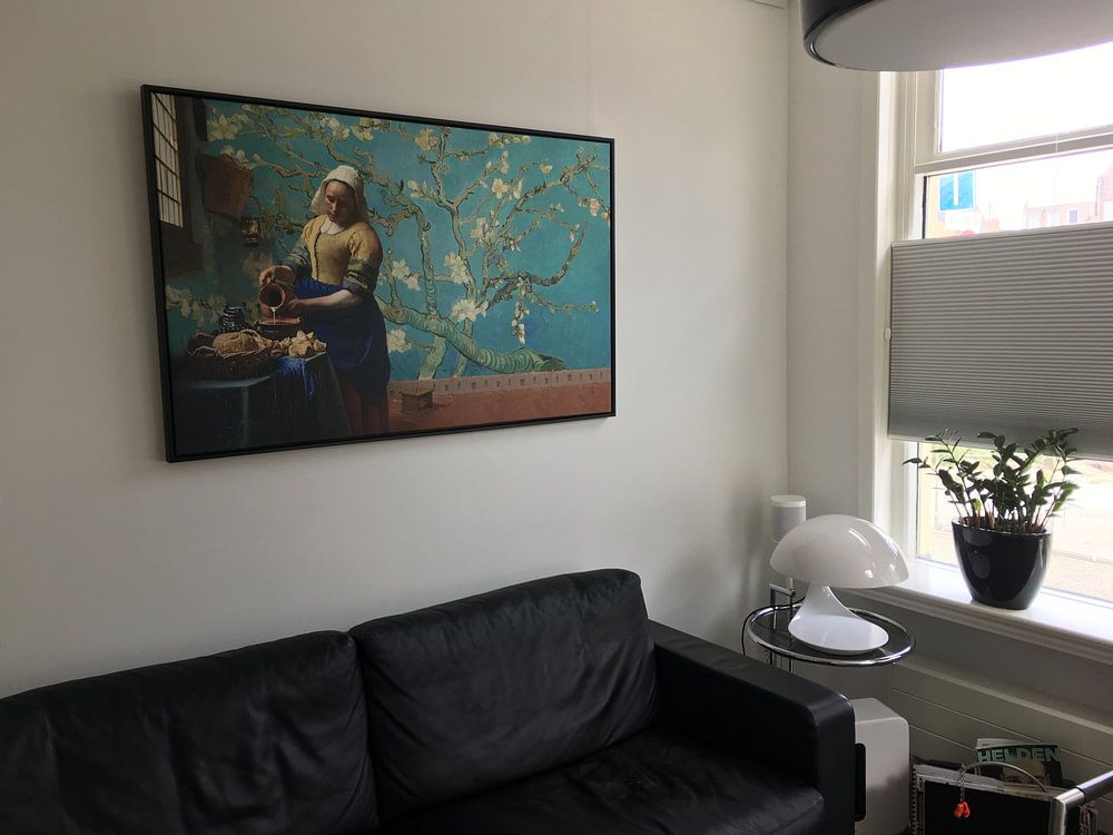 Milkmaid de Vermeer avec papier peint fleur d'amandier de Gogh  par Lia Morcus 
