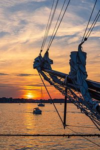 Segelschiffe auf der Warnow im Sonnenuntergang während der Hans