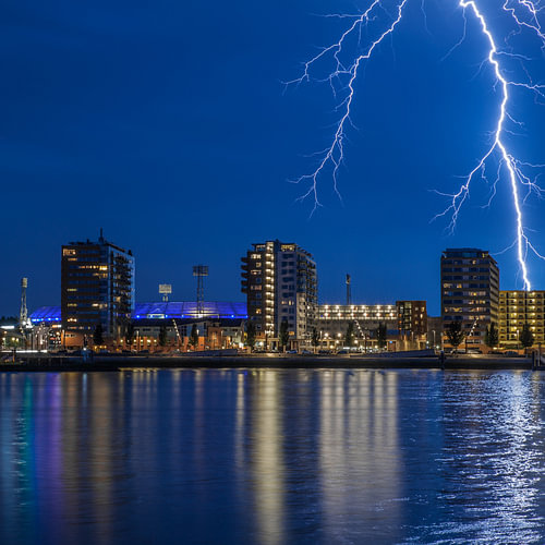 stadion van Feijenoord met onweer 10