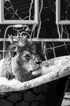 Un lion majestueux dans la baignoire - une œuvre d'art imposante pour vos toilettes sur Felix Brönnimann